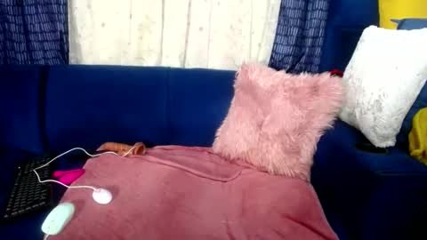 crystaljes online show from September 21, 2025, 2:08 pm