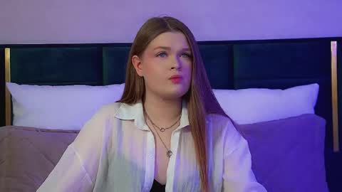 Crystal online show from November 23, 2025, 6:19 pm