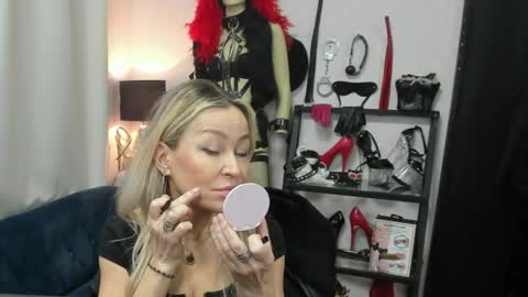 CrystalHotty online show from April 22, 2026, 4:48 am