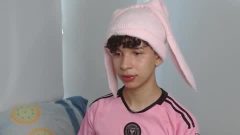 Cuddly online show from December 4, 2024, 7:34 pm