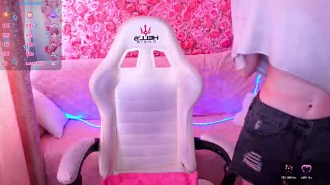 curleyblueeyes online show from March 30, 2026, 12:39 pm