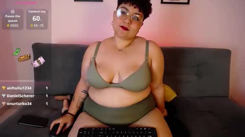 Snapshot of curly_cam_queen chatting on January 9, 2026, 5:21 am Bruna online show from January 9, 2026, 5:21 am