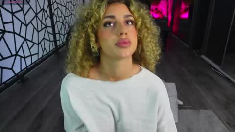 Snapshot of curlyanto chatting on May 6, 2026, 9:03 am Antonia online show from May 6, 2026, 9:03 am