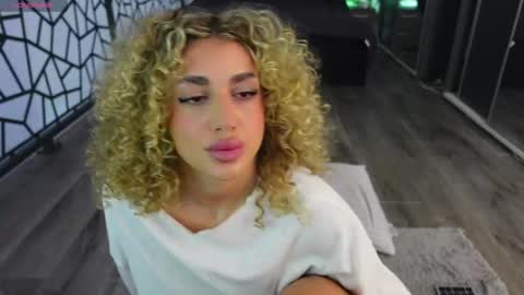 Snapshot of curlyanto chatting on May 31, 2026, 8:54 am Antonia online show from May 31, 2026, 8:54 am