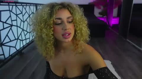 Snapshot of curlyanto chatting on July 4, 2026, 9:26 am Antonia online show from July 4, 2026, 9:26 am