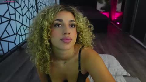 Snapshot of curlyanto chatting on July 17, 2026, 7:04 am Antonia online show from July 17, 2026, 7:04 am