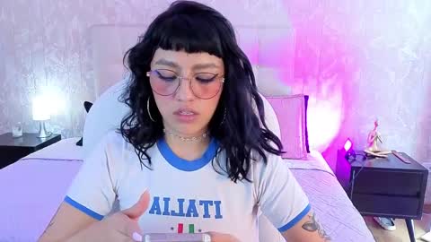 Sofa  online show from April 21, 2026, 7:50 pm