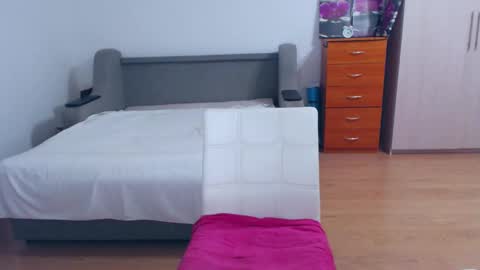 cute_jes online show from January 6, 2025, 4:44 pm