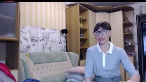 cute_lion_ online show from December 1, 2025, 11:48 am