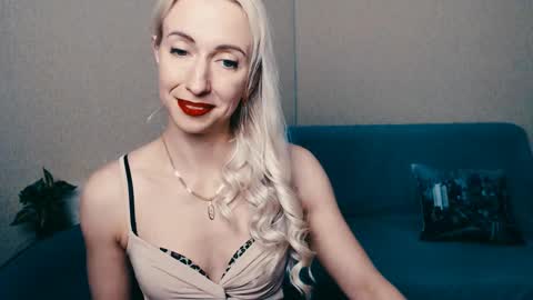 cute_smile_shy online show from February 13, 2025, 11:15 pm