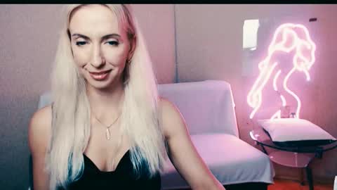 cute_smile_shy online show from September 19, 2025, 7:47 pm