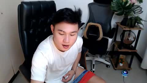 cuteasianlee online show from December 22, 2025, 12:35 pm