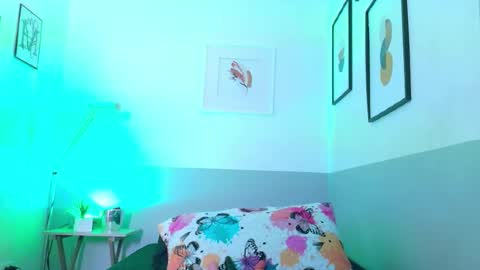 cutepetitee online show from November 18, 2025, 8:35 pm