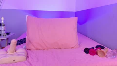 cutepetitee online show from March 26, 2026, 7:52 pm