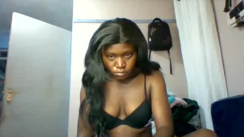 cutezola online show from December 3, 2025, 3:03 am