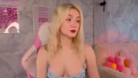 Snapshot of cutie_angels chatting on July 1, 2026, 4:58 am HelloMy name Eva online show from July 1, 2026, 4:58 am