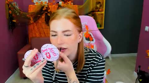 Lina online show from October 14, 2025, 1:34 pm