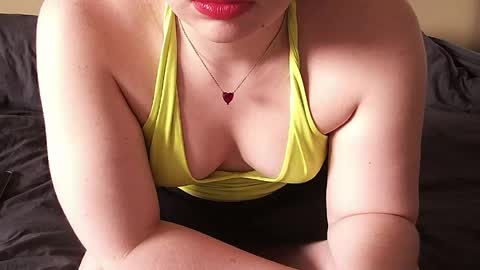 Snapshot of cutie_peach chatting on May 17, 2026, 11:39 am cutie_peach online show from May 17, 2026, 11:39 am