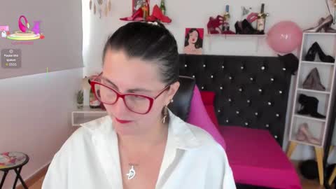 Mia  online show from September 9, 2025, 12:05 pm