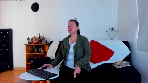 Mia  online show from October 25, 2025, 1:07 pm