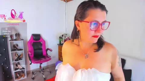 Mia  online show from November 15, 2025, 12:13 pm