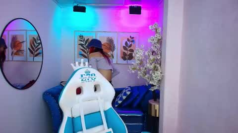 dafne huges online show from September 9, 2025, 7:46 pm