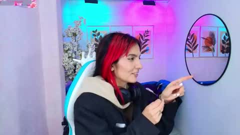 dafne huges online show from December 5, 2025, 7:21 pm