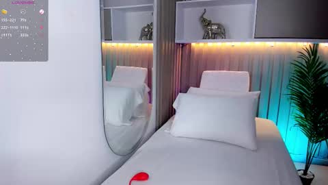 dahianthompson1_ online show from March 2, 2026, 8:37 pm