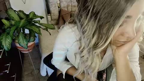 dahnia_cruz online show from April 23, 2026, 6:21 pm