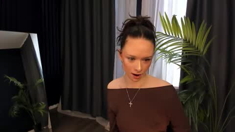 daily_glam online show from October 2, 2025, 12:23 pm