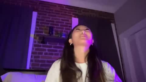 Daisy Kim online show from February 7, 2025, 2:29 am