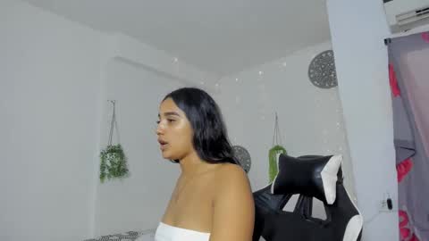 dakota_x18 online show from November 5, 2025, 8:20 pm