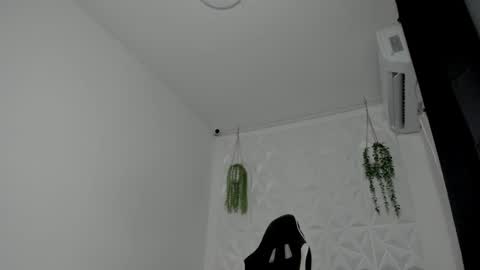 dakota_x18 online show from December 15, 2025, 8:24 pm