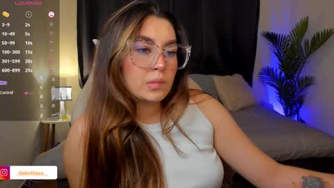 dakottaa__ online show from November 19, 2025, 11:38 pm