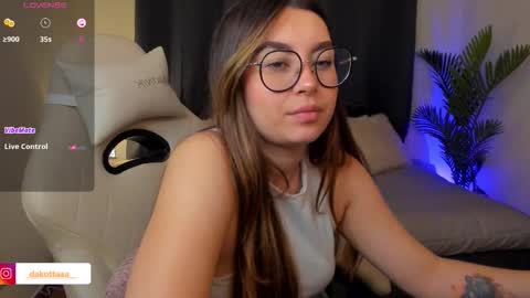 dakottaa__ online show from November 25, 2025, 12:10 am