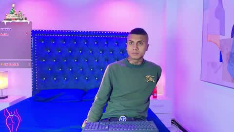 Snapshot of damian_and_roxanne chatting on December 16, 2025, 12:54 pm DAMIAN AND ROXANNE. online show from December 16, 2025, 12:54 pm