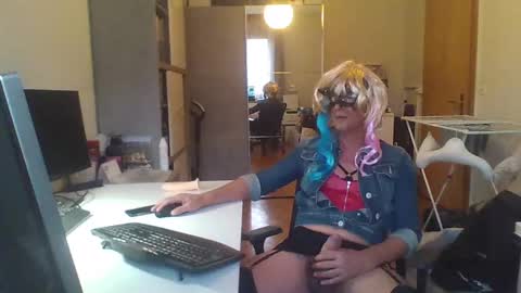 newcumer online show from February 12, 2025, 7:13 am