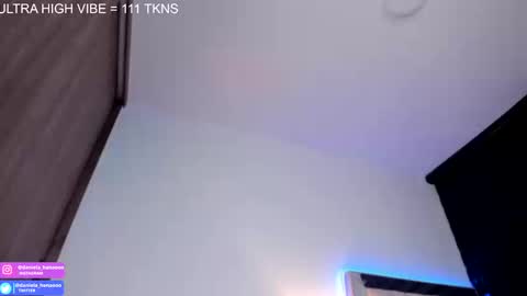  independent model   online show from September 22, 2025, 11:18 pm