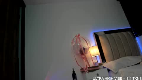  independent model   online show from October 20, 2025, 11:16 pm