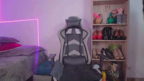 danna isabella online show from February 13, 2026, 6:37 pm