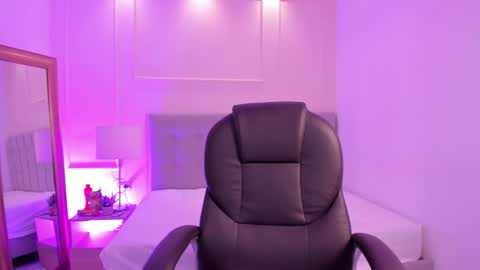 danna_palmeth online show from October 18, 2025, 3:20 am