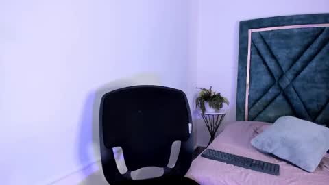 Daphne online show from December 5, 2024, 8:33 pm