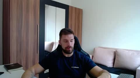 darius_94 online show from April 5, 2026, 4:42 am