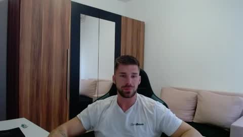 darius_94 online show from April 18, 2026, 1:37 pm