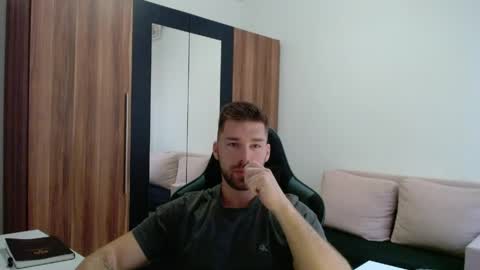 darius_94 online show from April 21, 2026, 4:41 am