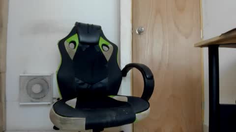 darkknightx01 online show from February 6, 2026, 9:23 am