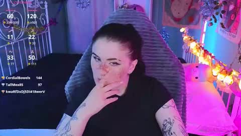 Snapshot of darksh1ne chatting on December 17, 2025, 4:07 am Shine online show from December 17, 2025, 4:07 am