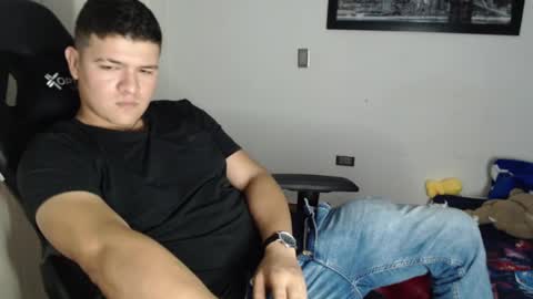 Snapshot of david_smit_ chatting on January 4, 2025, 10:45 pm david smit online show from January 4, 2025, 10:45 pm