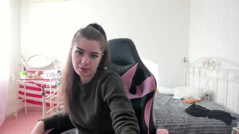 dazdrasmigdasue online show from February 19, 2025, 1:06 pm