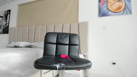 dear_lola online show from February 3, 2025, 7:21 pm